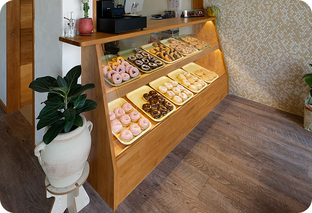 手作りドーナツが並んだショールーム
