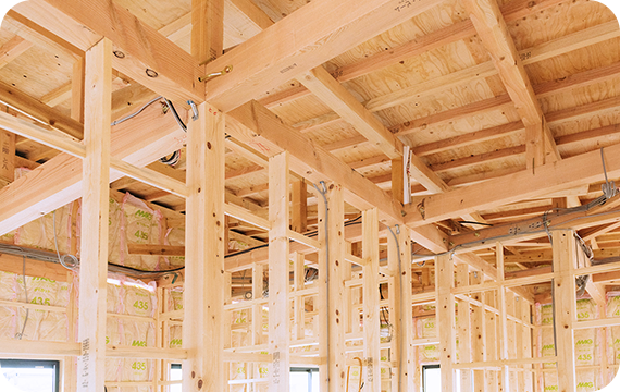 建物の上からの荷重を支える梁の写真